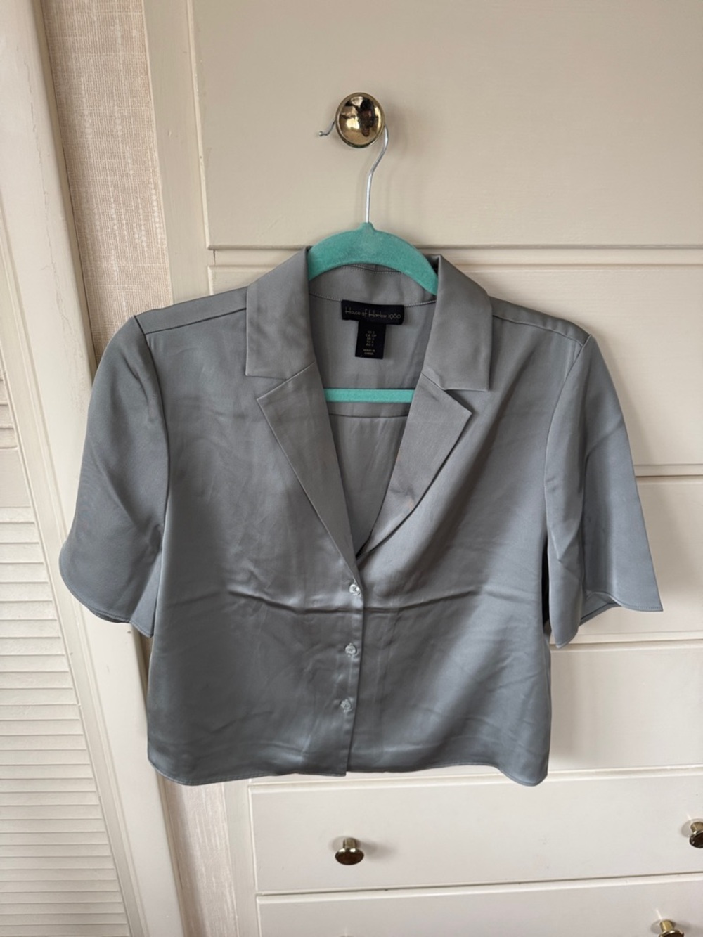 House of Harlow 1960 Satin Button-Front Cropped Blouse in Light Gray